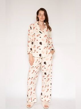 LATTELOVE Cream‎ Holiday Pattern Flannel Pajama Size Small